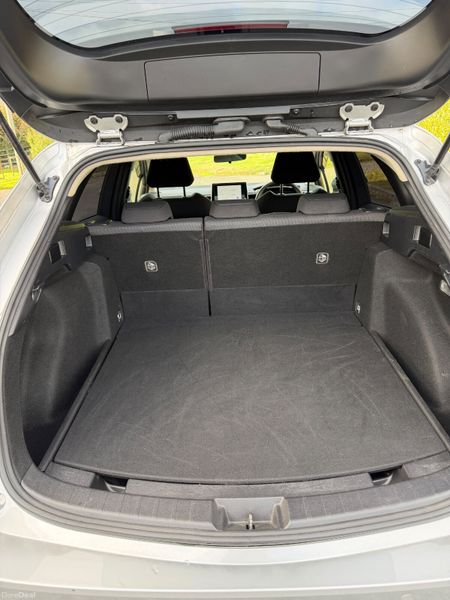 Toyota Corolla Touring 2023 400669864
