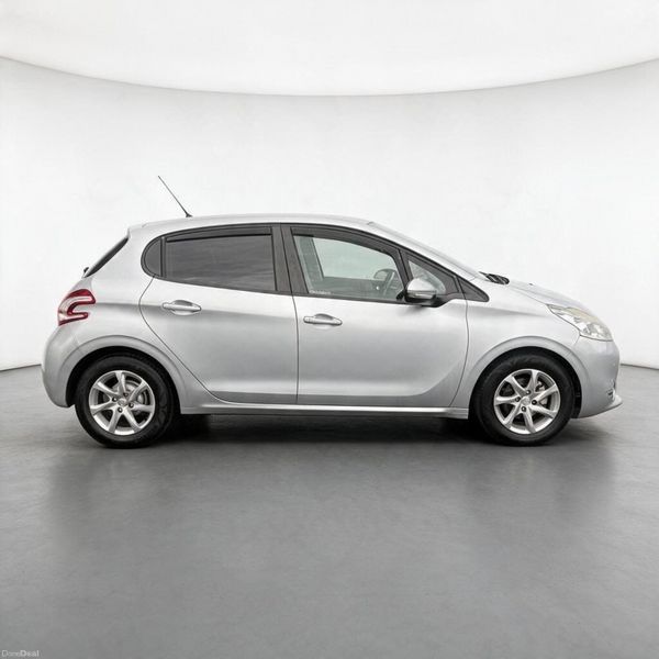 2014 Peugeot 208 Active, 5 of 10