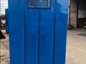 Portable site toilet with hot/cold water - Image 3