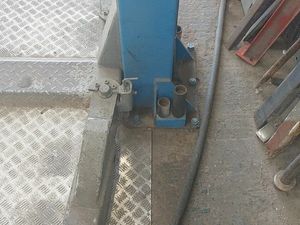 2 post lift 2nd hand - Image 3