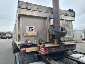 2005 DENNISON Tri Axle Aggregate Tipping Trailer - Image 2