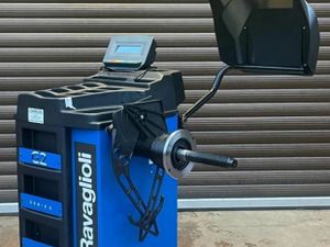 Ravaglioli Wheel Balancer Semi Auto 230v - Image 3