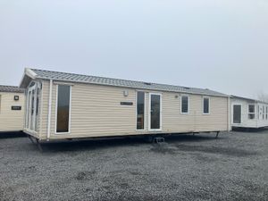 SNAPPED UP. I’M HOT AND I KNOW IT. LOOK AT ME - Image 2