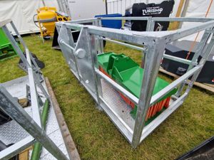 8x4 Safety cage / baskets Brackets Both Sides - Image 4