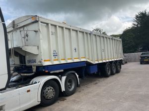 2002 United Trailers 3 Compartment Tipping Blower - Image 2