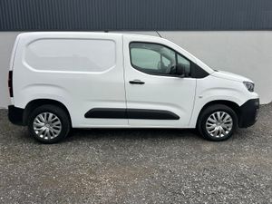 2022 Peugeot Partner 'Reverse cam + A/c - Image 4