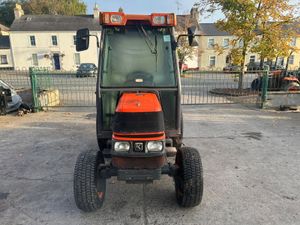 Kubota ST30 Compact Tractor - Image 2