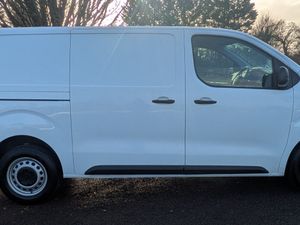 Opel Vivaro LOW KMS/ NEW DOE 11/26 - Image 4