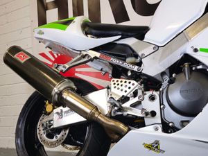 Honda CBR900RR SC44 Track bike - Image 4