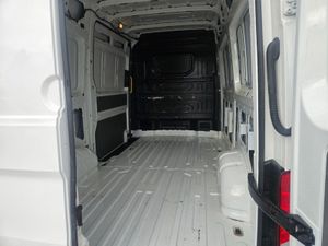 Volkswagen Crafter 30 MWB 140HP M6F 5DR - Image 4