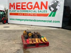 BUCKET TEETH / DOZER SPROCKET & ROLLERS. - Image 2