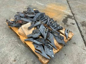 UNUSED MINI DIGGER BUCKET TEETH........5649.... - Image 2