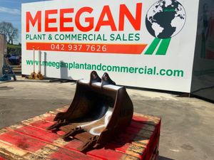 18" JCB DIGGING BUCKET....30mm PINS.......625-18. - Image 2