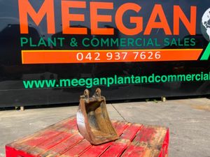 10" JCB DIGGING BUCKET...30mm PINS......624-9. - Image 2