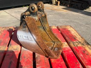 10" JCB DIGGING BUCKET...30mm PINS......624-9. - Image 3