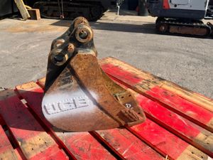 10" JCB DIGGING BUCKET...30mm PINS......624-9. - Image 4