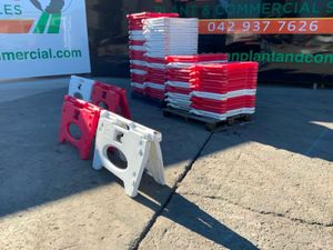 WATER FILLED / FOLDING PEDESTRIAN BARRIERS. - Image 3