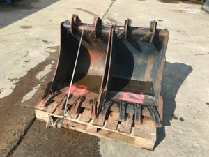 UNUSED 24" DIGGING BUCKET...45mm PINS.....  1035 - Image 2