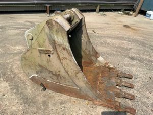 30" VOLVO DIGGING BUCKET....70mm PINS.....4mh. - Image 4