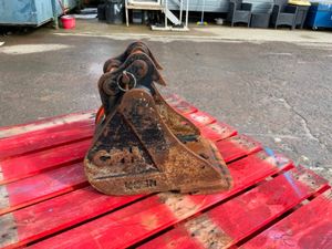 12" MINI DIGGER BUCKET....30mm PINS.....950 - Image 4