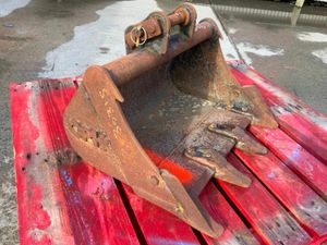 24" MINI DIGGER BUCKET......30mm PINS....127 - Image 2