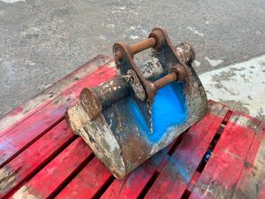 18" MINI DIGGER BUCKET....30mm PINS.....#140. - Image 3