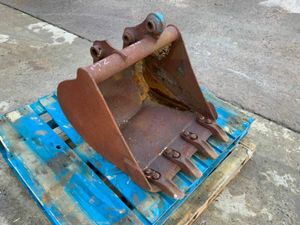 24" GEITH DIGGING BUCKET....30mm PINS...REPAIRS. - Image 2