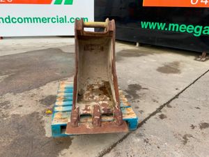 24" VOLVO SCOOP TYPE BUCKET.....80mm PINS...562 - Image 3