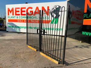 1950mm x 1400mm x 2 ENTRANCE GATES.........1950. - Image 2