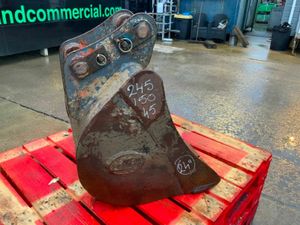 24" STRICKLAND BUCKET.....45mm PINS........687. - Image 4