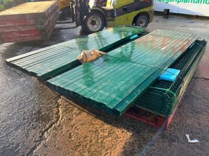 V MESH FENCING PANELS & POSTS..485. - Image 4