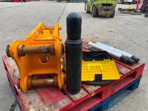 UNUSED BLK680 BREAKER....45mm PINS.......1749. - Image 4