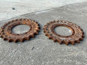 3 TONNE MINI DIGGER DRIVE SPROCKETS. - Image 2