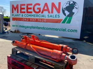 HITACHI EX135 MAIN BOOM HYDRAULIC RAMS. - Image 2