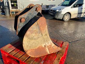 30" STRICKLAND BUCKET........60mm PINS........667. - Image 4