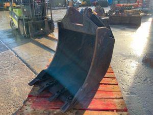 24" DIGGING BUCKET....FORD BACKHOE..........72s. - Image 4