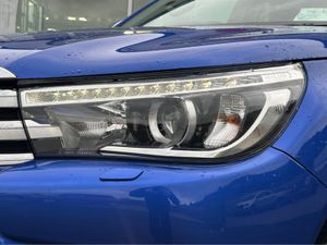 Toyota Hilux 2.4 INVIN D-4D 4WD DCB 4 4DR - Image 3