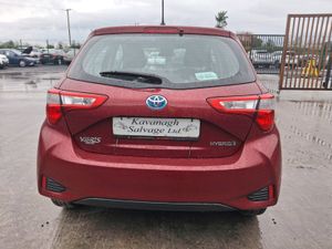 2019 Toyota yaris  Hybrid  Automatic - Image 3