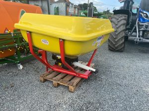 Cosmo Fertiliser Spreader - Image 3
