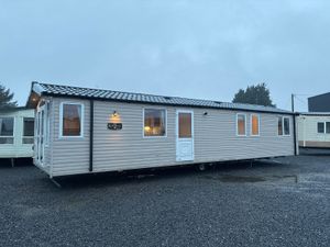 40 FEET, 3 BEDROOMS, HOLY MOLY TAKE A LOOK - Image 2