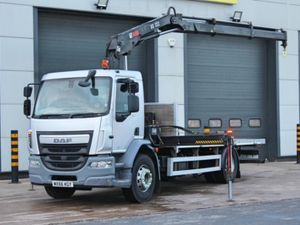 2017 DAF LF220 4X2 18TON WITH FOLD AWAY CRANE - Image 3