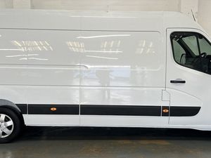 2023 Renault Master Medium Roof Panel Van - Image 3