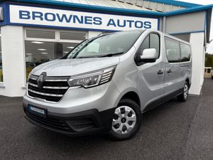 225 (252) Renault Traffic LWB Minibus 9 Seater - Image 2