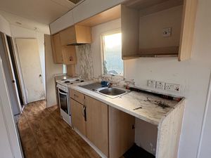 28x10, 2 bedroom Mobile Home - Image 4