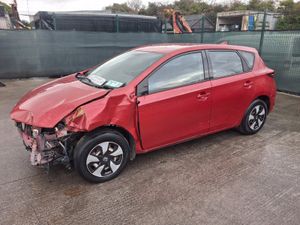 2016 Toyota Auris 1.4 D4D - Image 2