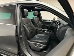 Volkswagen Touareg R-LINE PLUS 2 SEATER *PAN ROOF* - Image 3