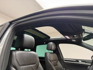 Volkswagen Touareg R-LINE PLUS 2 SEATER *PAN ROOF* - Image 4