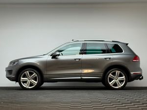 Volkswagen Touareg R-LINE PLUS 2 SEATER *PAN ROOF* - Image 4