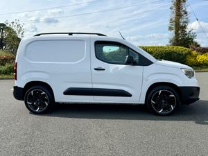 2023 Opel Combo 1.5 DIESEL 3 SEATS , NO VAT - Image 2