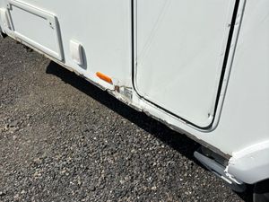 2020 swift 4berth island bed damaged - Image 4